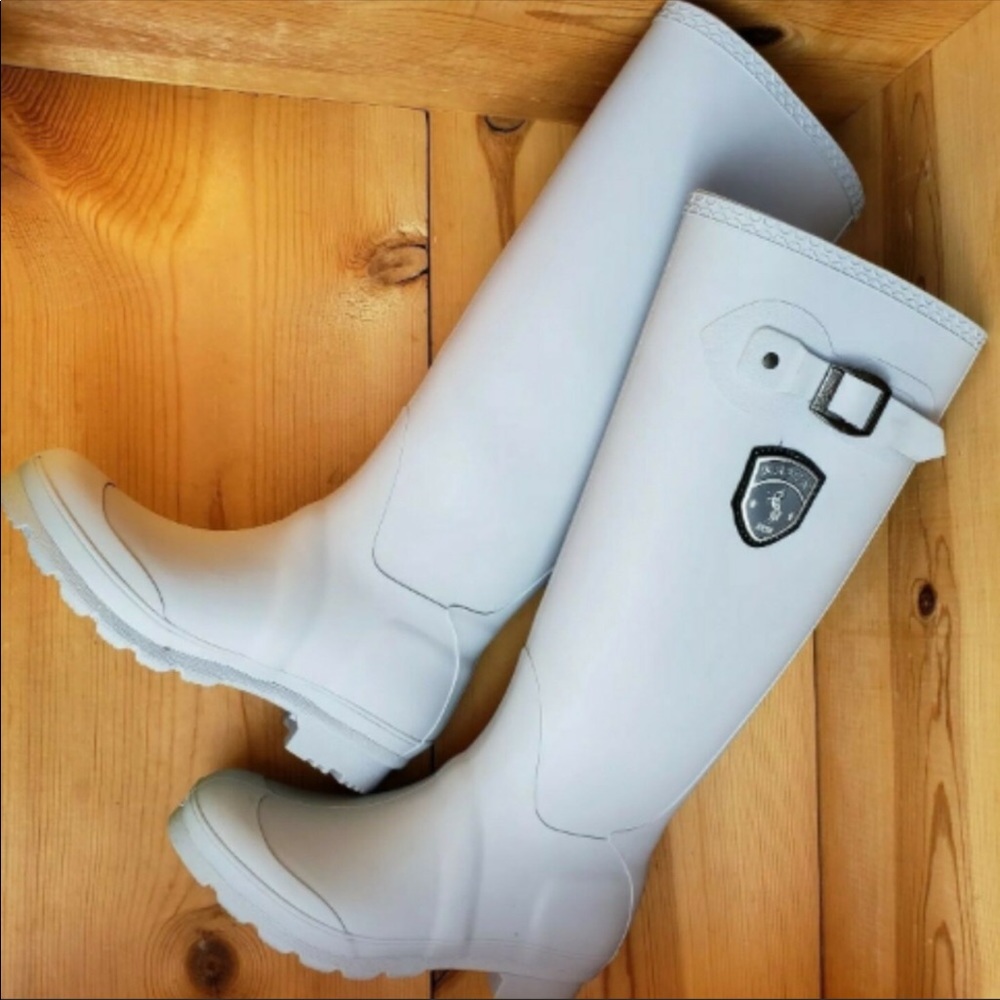 new Kamik boots size 6